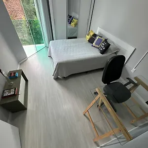  Quarto em Acomodações Particulares Quarto Suite Com Tv, Ar Quente-Frio E Sacada Em Casa Com Jardim